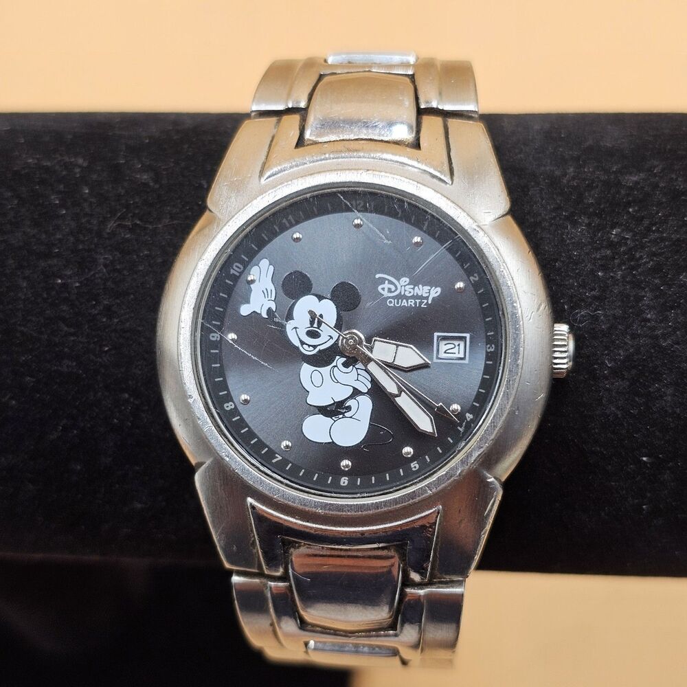 Vintage Disney Parks Mickey Mouse Watch V977-1465-5-11110 Silver Tone Runs Great
